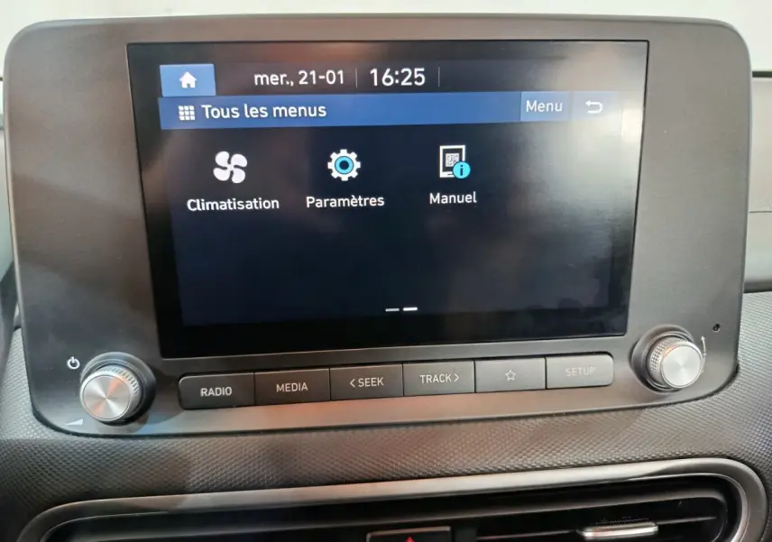 Écran tactile central du tableau de bord de la Hyundai Kona électrique 2022 avec commandes radio et climatisation.