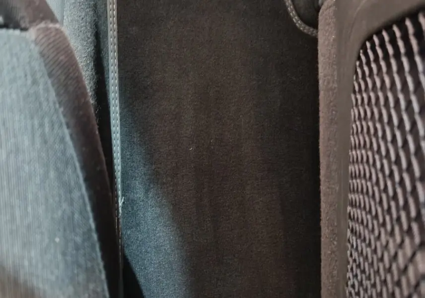 Vue rapprochée du tapis de sol noir entre les sièges arrière d'un Hyundai Kona électrique bleu 2022.