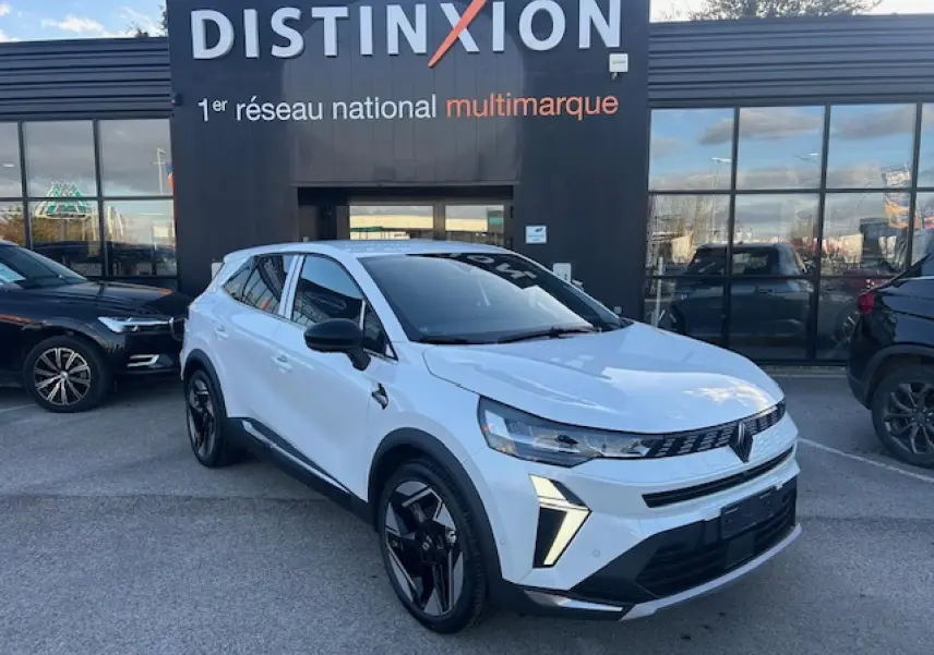 Renault Symbioz blanc nacré vue 3/4 avant droit, calandre 3D et jantes alliage noires distinctives.