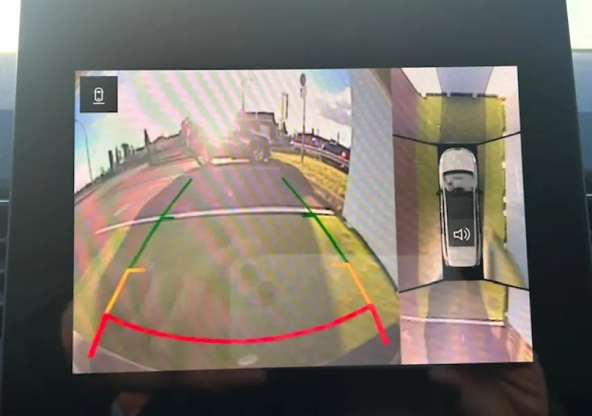 Affichage écran caméra 360° et recul du Renault Symbioz blanc nacré, vue arrière et vue aérienne du véhicule en stationnement.