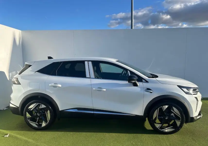 Vue de profil côté gauche du Renault SYMBIOZ blanc nacré avec jantes alliage noires et détails noirs contrastants.