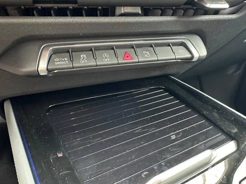 Détail intérieur des commandes de fonctions et plateau de rangement noir dans l'Audi Q3 2.0 TDI S line 2026.