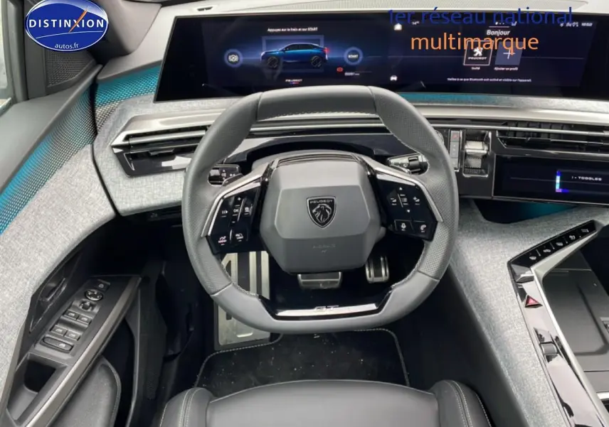 Vue intérieure centrée sur le volant cuir multifonction et l'écran tactile large du Peugeot 3008 blanc 2025.