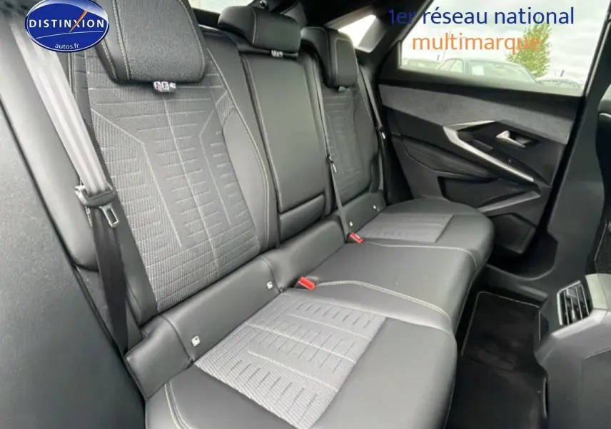 Vue intérieure côté droit montrant la banquette arrière en cuir et tissu gris du Peugeot 3008 blanc 2025.