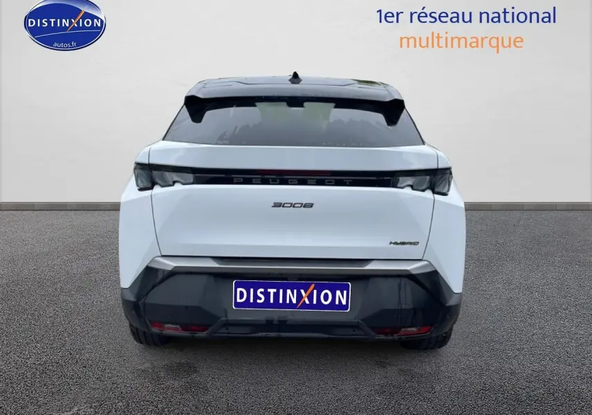 Vue arrière d'un Peugeot 3008 blanc hybride 2025 avec feux arrière LED et becquet noir.