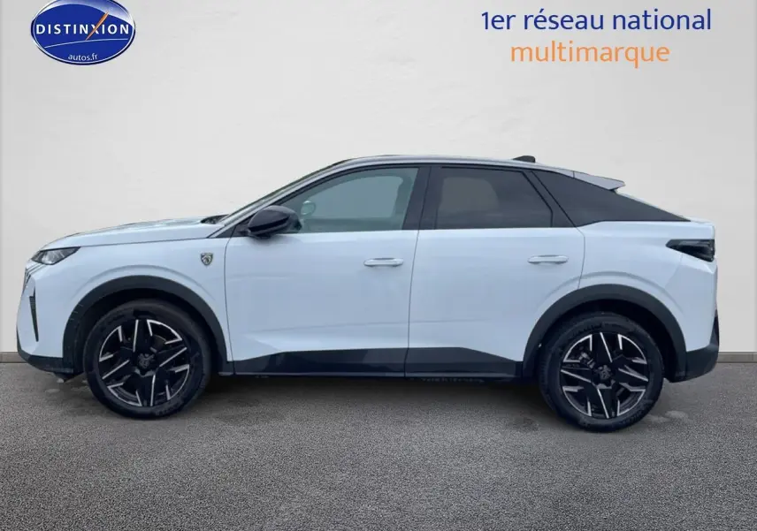 Peugeot 3008 blanc vue de profil côté gauche, avec toit noir et jantes alliage noires distinctives.