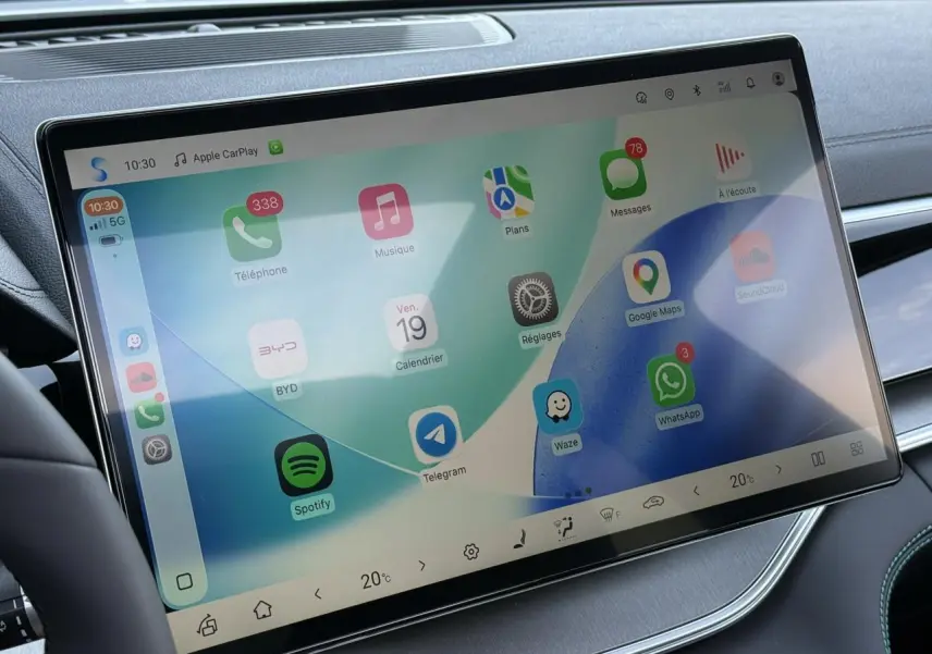 Écran tactile 15,6 pouces affichant Apple CarPlay dans l'habitacle noir du BYD SEAL U Snow White.