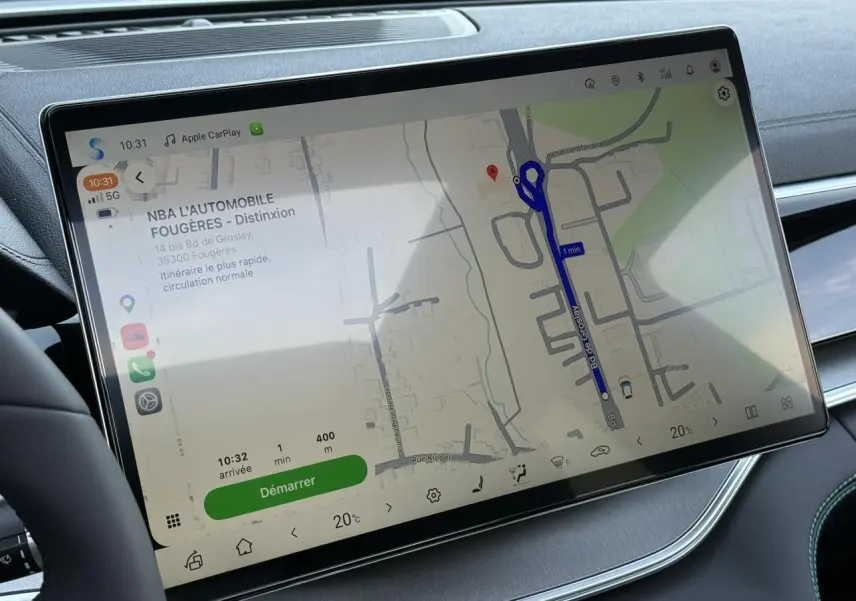 Écran tactile 15,6" en vue rapprochée sur tableau de bord noir du BYD SEAL U 2025, affichant navigation GPS.
