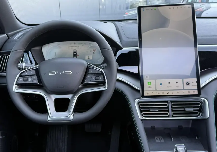Vue intérieure centrée sur le volant noir BYD et l'écran tactile vertical du tableau de bord du Seal U 2025.