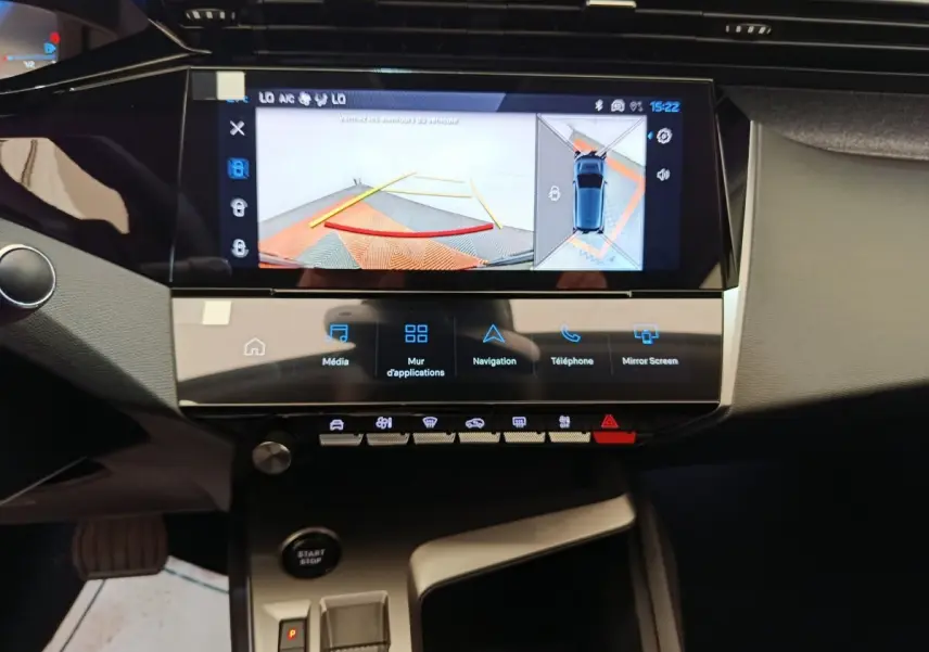 Vue intérieure du tableau de bord de la Peugeot 308 2026 gris foncé, écran tactile affichant la caméra de recul et commandes.