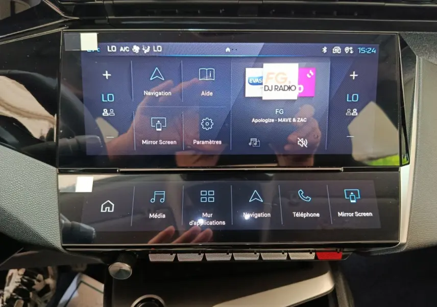 Vue rapprochée de l’écran tactile central multimédia de la Peugeot 308 gris foncé, affichant les options de navigation et média.