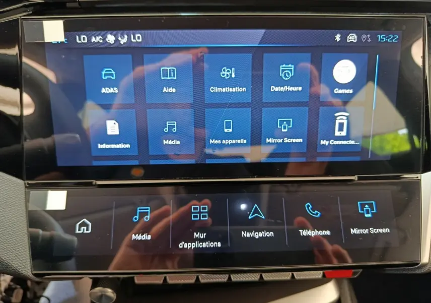 Écran tactile central affichant les menus multimédias et de navigation dans l’habitacle d’une Peugeot 308 gris foncé.