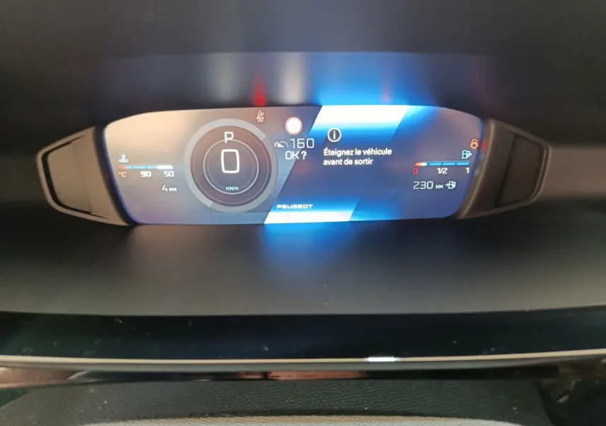 Affichage numérique du combiné d'instruments de la Peugeot 308 2026, avec indication vitesse, température et autonomie.