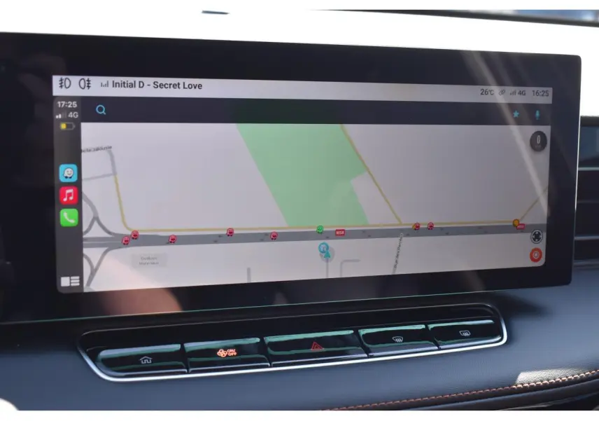 Écran tactile 12,3 pouces du MG Motor EHS 1.5 Hybrid+ noir, affichant la navigation connectée en intérieur.