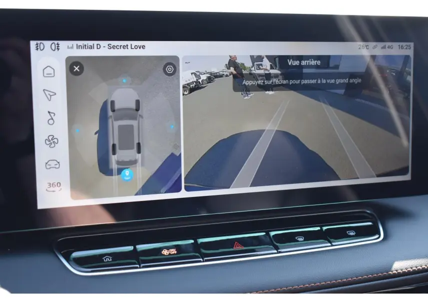 Écran tactile intérieur du MG Motor EHS noir montrant la caméra 360° et la vue arrière du véhicule en marche arrière.