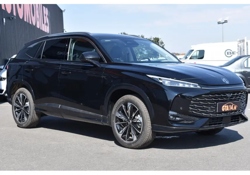 MG Motor EHS 1.5 Hybrid+ noir métallisé en 3/4 avant droit, avec calandre large et jantes alliage 19 pouces.