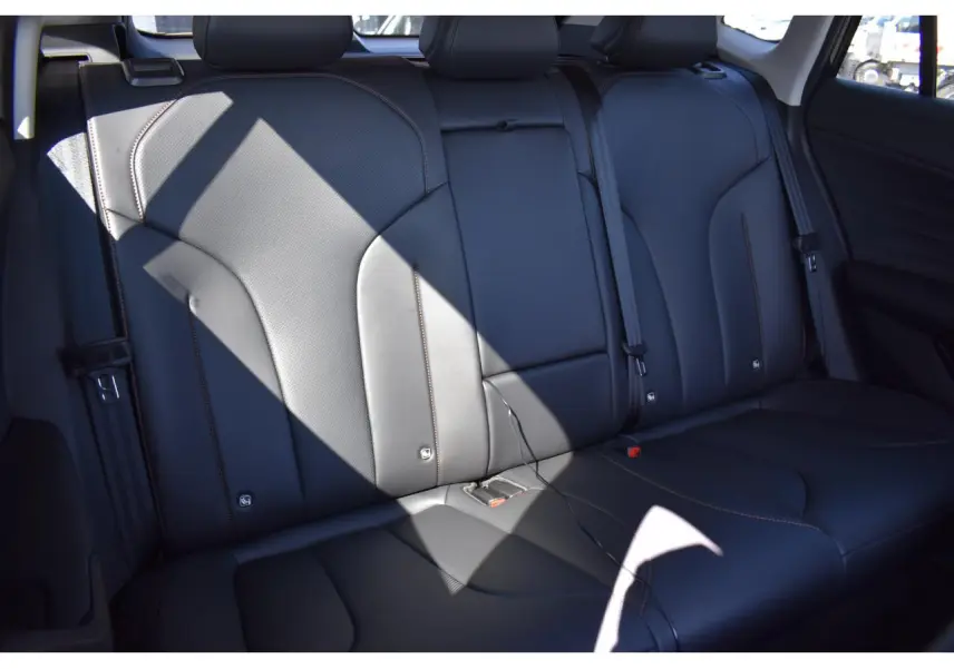 Vue intérieure arrière des sièges en similicuir noir du MG MOTOR EHS 1.5 Hybrid+ 224 ch Luxury 2026.
