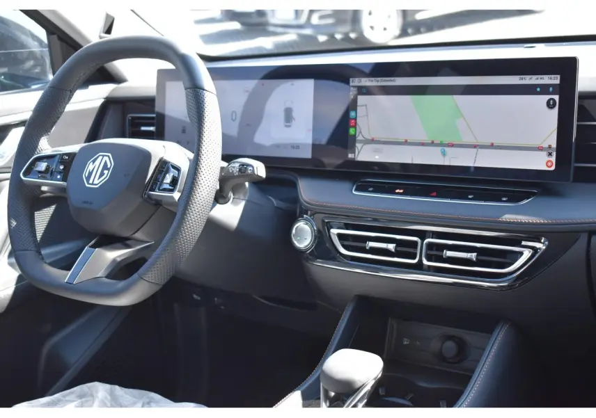 Vue intérieure côté conducteur du MG Motor EHS 1.5 Hybrid+ noir, avec tableau de bord numérique et écran tactile large.