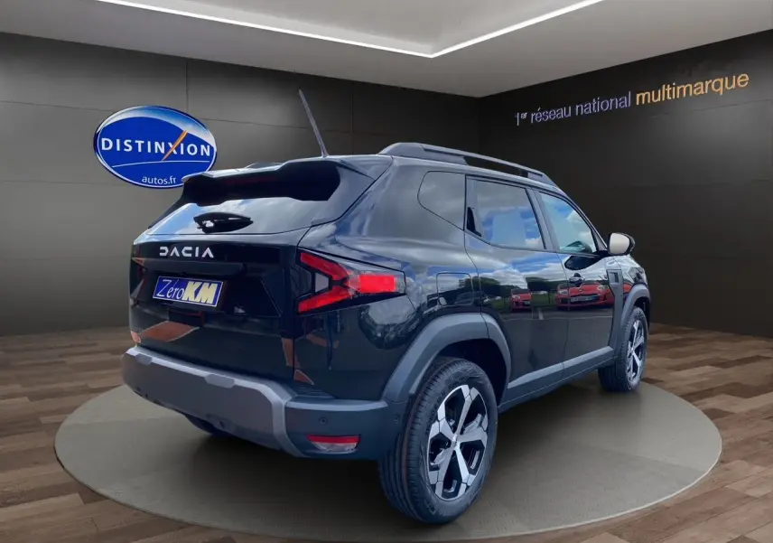 Vue 3/4 arrière droite du Dacia Duster hybride noir avec jantes alliage et détails de carrosserie contrastés.