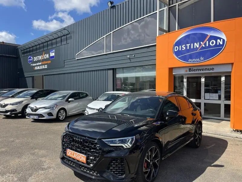 Audi RS Q3 Sportback noir Mythic vue 3/4 avant droit, avec calandre noire et jantes sport devant concession Distinxion