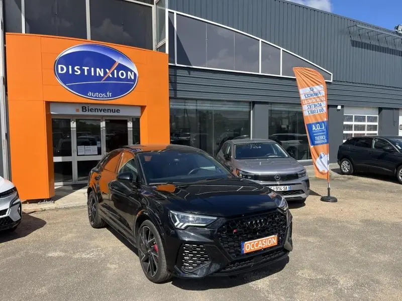 Audi RS Q3 Sportback noir Mythic vue 3/4 avant avec calandre noire et jantes alu noires devant concession.