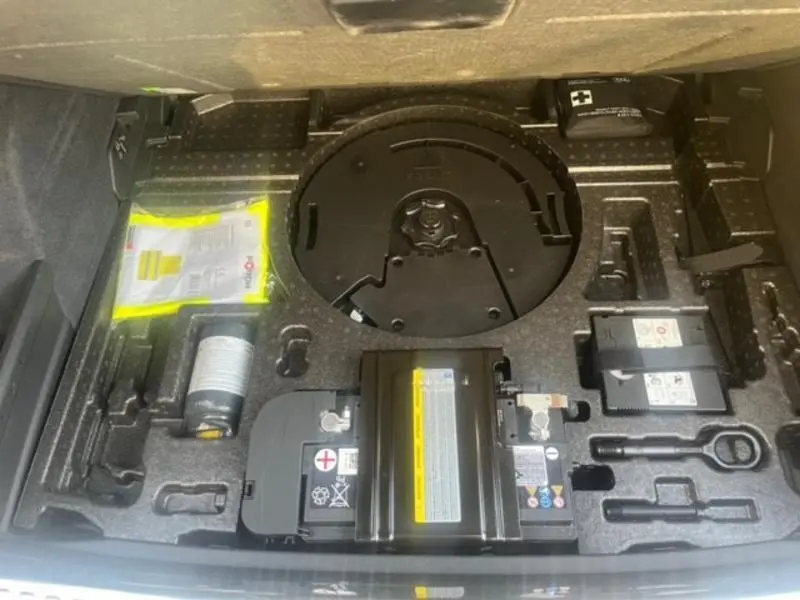 Vue en plongée sur le coffre de l'Audi RS Q3 Sportback 2020, montrant le rangement pour roue de secours et batterie.