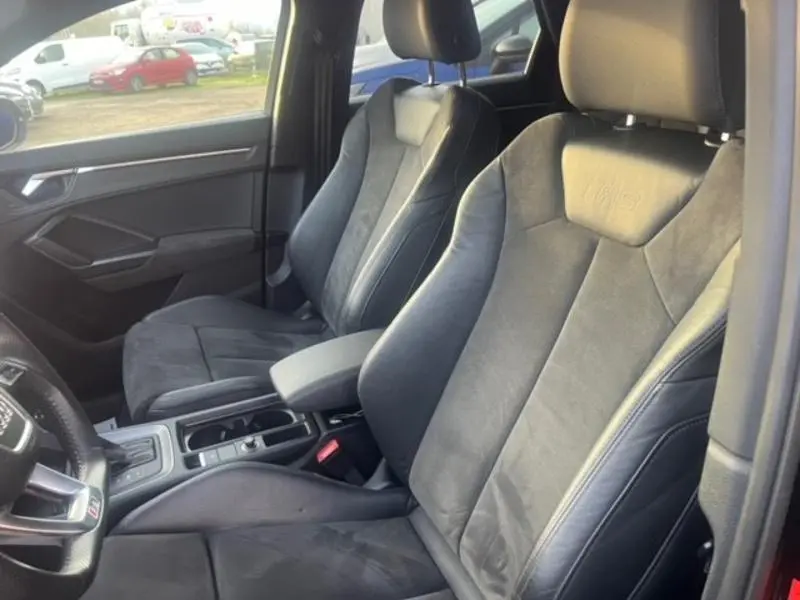 Vue intérieure côté conducteur de l'Audi RS Q3 Sportback 2020, sièges sport noirs avec logo RS embossé.