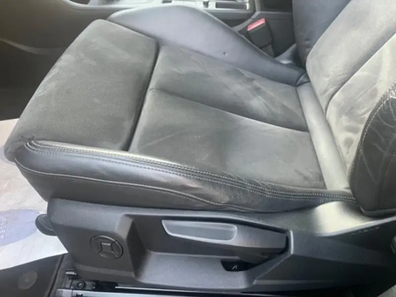 Gros plan sur le siège avant conducteur noir en cuir et alcantara de l'Audi RS Q3 Sportback 2020.