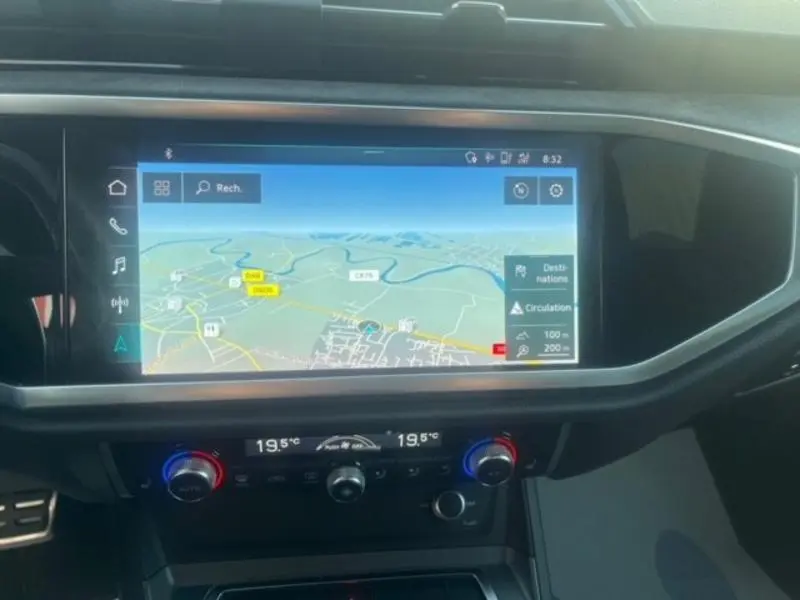 Écran tactile central affichant la navigation GPS dans l'Audi RS Q3 Sportback noir Mythic, vue intérieure avant.