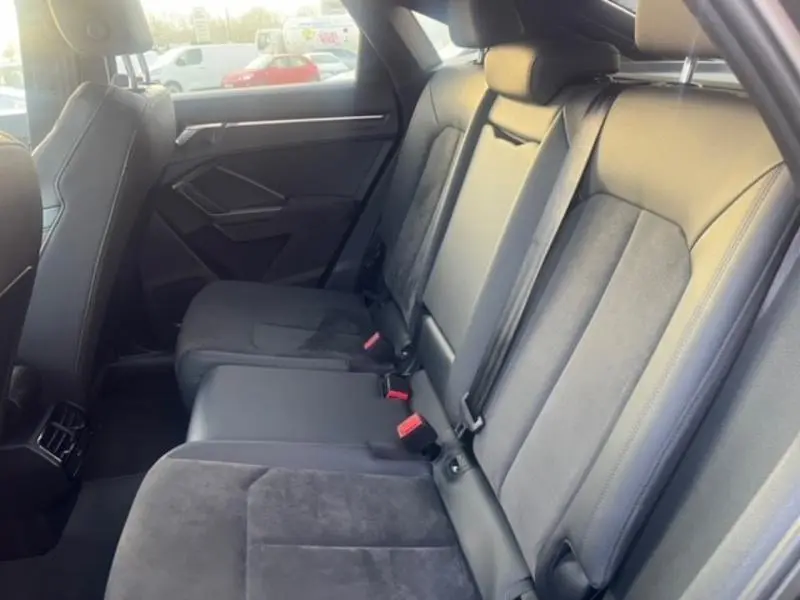 Vue intérieure côté droit des sièges arrière en cuir et alcantara du Audi RS Q3 Sportback noir Mythic 2020.