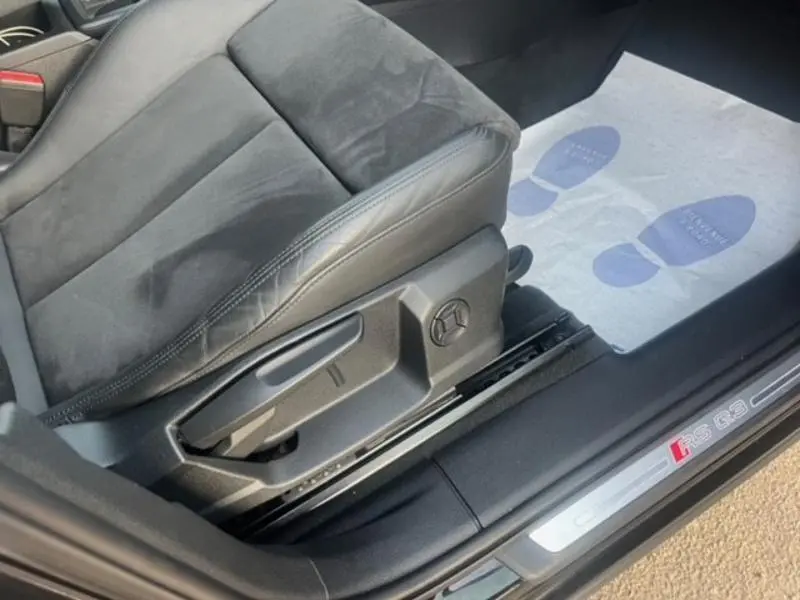 Gros plan sur le siège avant gauche noir et la plaque de seuil RS Q3 du SUV Audi RS Q3 Sportback 2020.