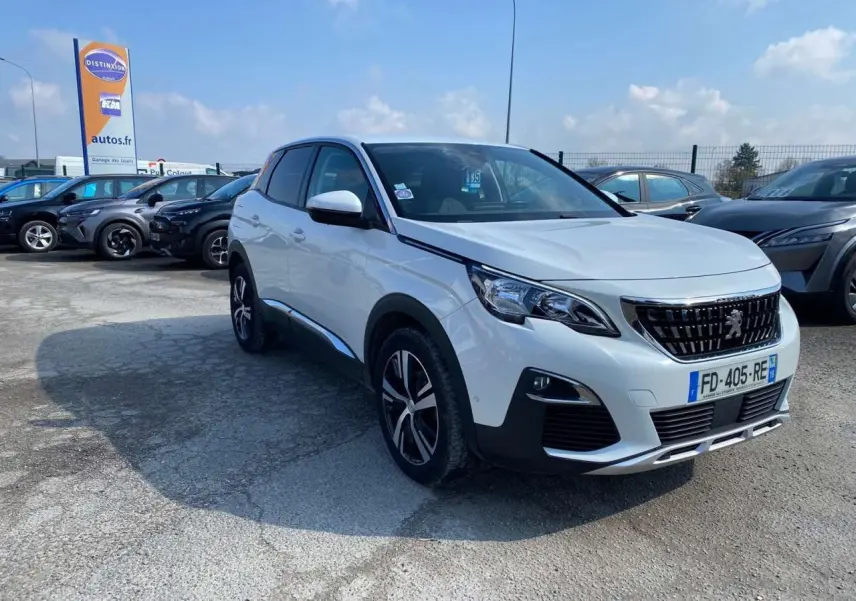 Peugeot 3008 blanc Banquise en 3/4 avant droit, avec calandre noire et jantes alliage distinctives.