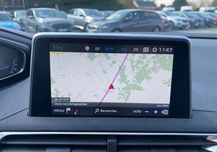 Écran tactile du système de navigation 3D connecté dans le tableau de bord d'une Peugeot 3008 blanche de 2018.