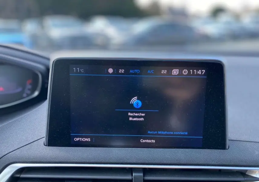 Écran tactile central du tableau de bord du Peugeot 3008 blanc 2018 affichant la recherche Bluetooth.
