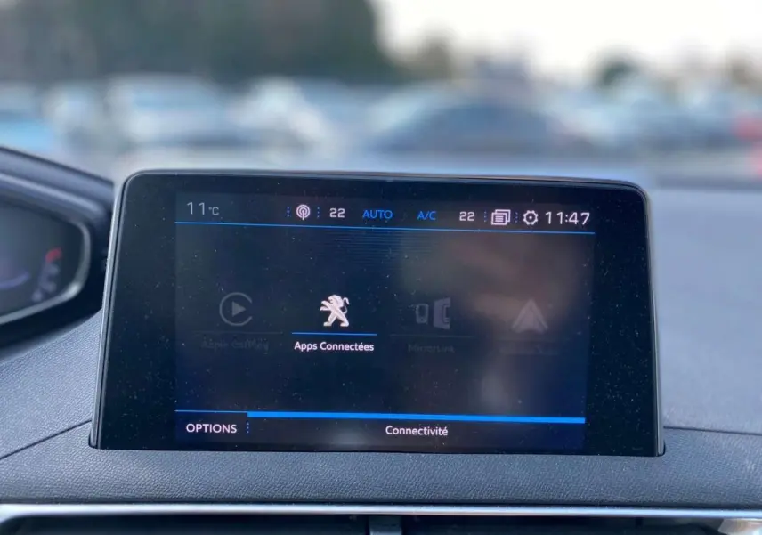 Écran tactile central du Peugeot 3008 blanc 2018 affichant les apps connectées avec interface moderne et claire.