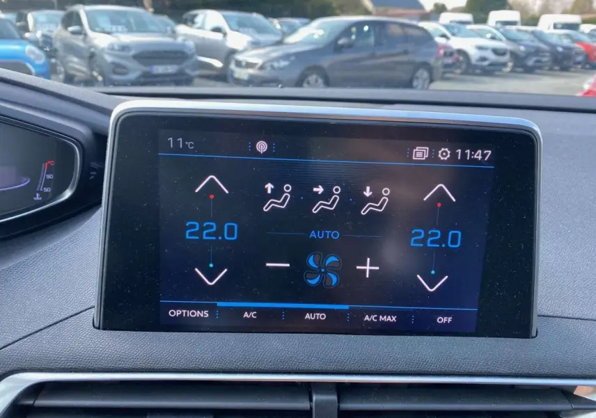 Écran tactile du système de climatisation automatique bi-zone du Peugeot 3008 blanc, affichant 22°C côté gauche et droit.