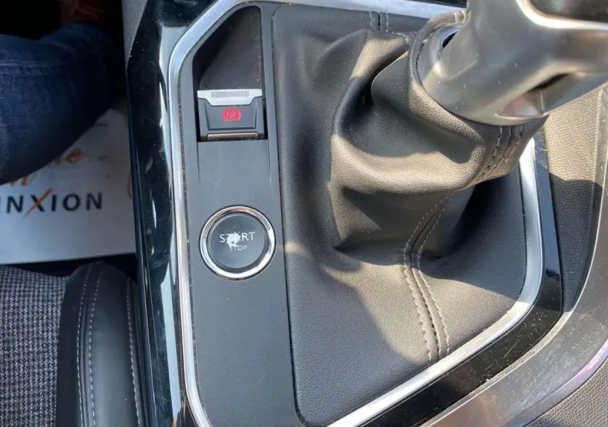 Gros plan sur la console centrale du Peugeot 3008 blanc de 2018, montrant le levier de vitesse manuel et le bouton start/stop.