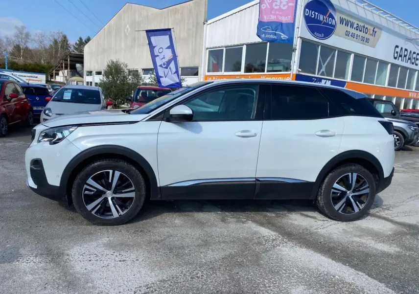 Profil côté gauche du Peugeot 3008 blanc Banquise 2018 avec toit noir et jantes alliage bicolores.