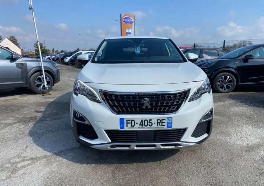 Vue de face du Peugeot 3008 blanc Banquise 2018 avec calandre noire et plaques d'immatriculation françaises.