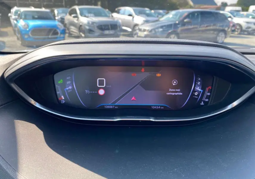 Tableau de bord numérique du Peugeot 3008 blanc 2018 montrant la navigation et l'affichage des alertes.