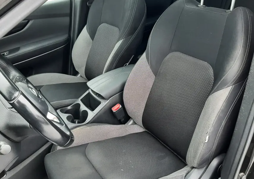Vue intérieure rapprochée des sièges avant en tissu gris et noir du Nissan Qashqai DCI 115 N-Connecta 2020.