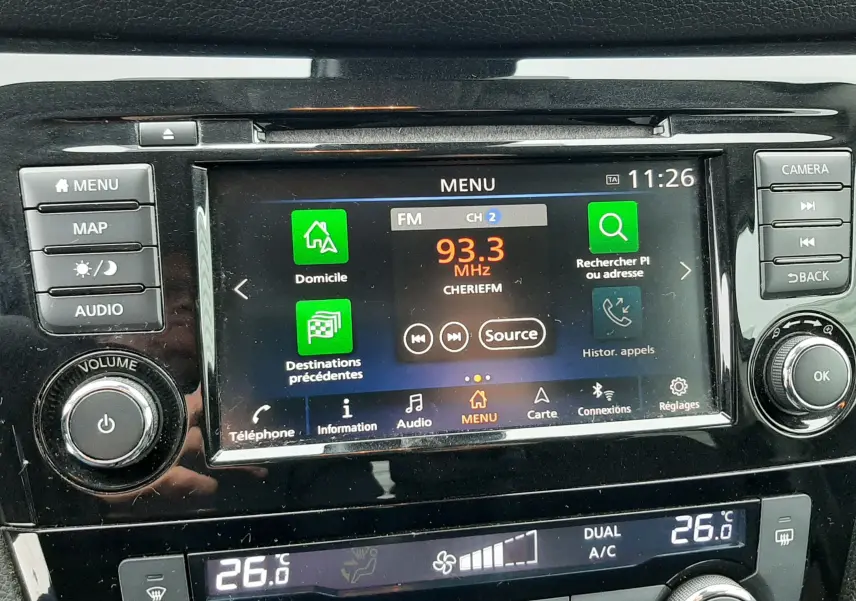 Vue rapprochée de l’écran tactile et des commandes de la console centrale du Nissan Qashqai noir DCI 115 N-Connecta 2020.