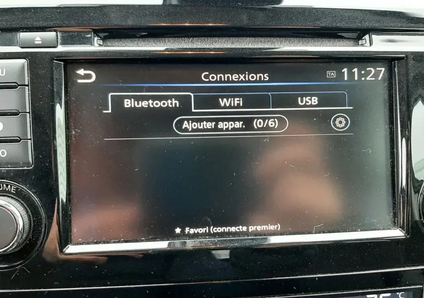 Écran tactile central du Nissan Qashqai noir 2020 montrant le menu Connexions Bluetooth, WiFi et USB, avec commandes climatisation en dessous.