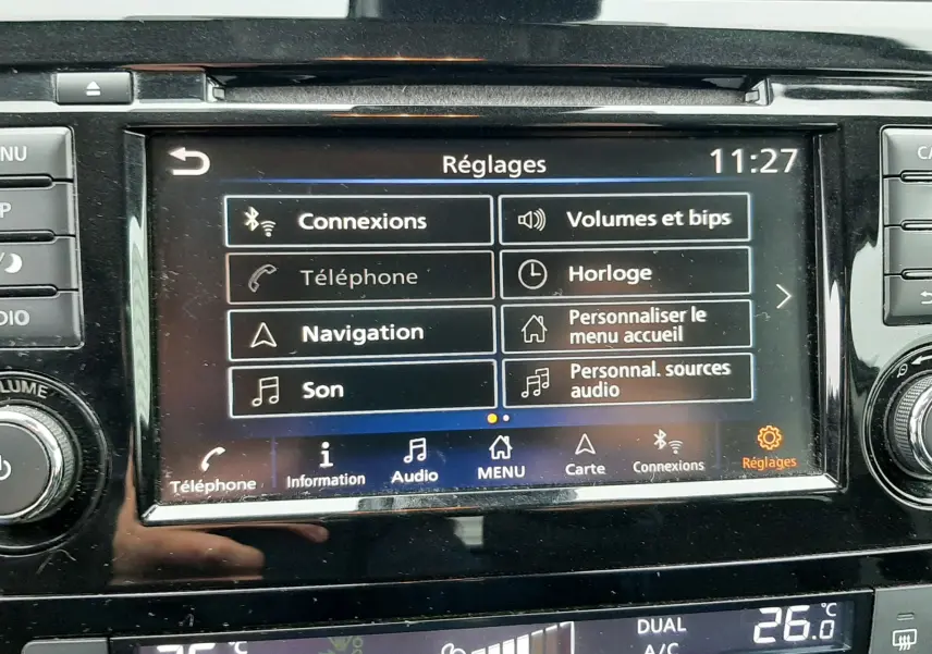 Vue rapprochée de l’écran tactile et de la console centrale noire du Nissan Qashqai DCI 115 N-Connecta 2020.