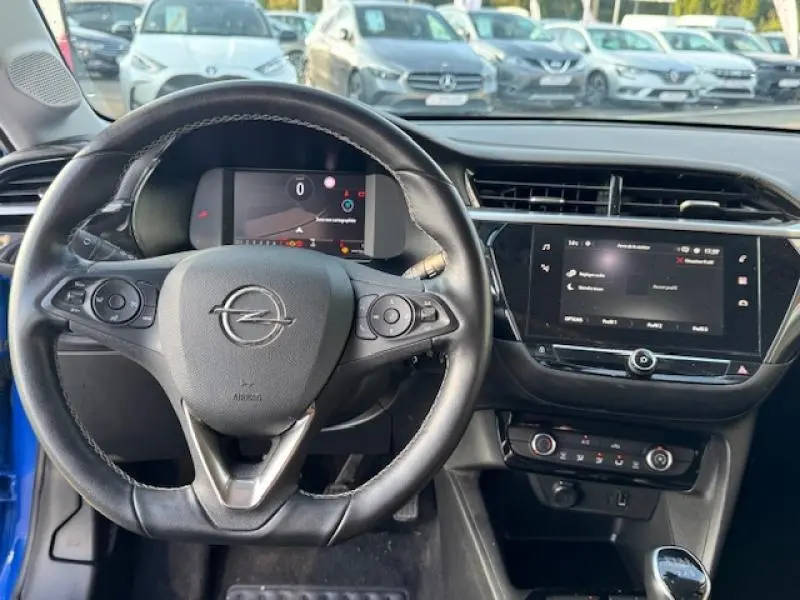 Vue intérieure centrée sur le volant cuir multifonction et l'écran tactile de l'Opel Corsa bleu voltaïque métallisé 2022.