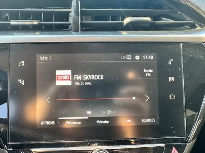 Écran tactile central de l'Opel Corsa 2022 affichant la radio FM Skyrock à 106,6 MHz avec commandes tactiles autour.