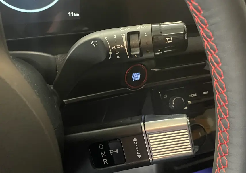 Hyundai Tucson 2025 gris Ecotronic en 3/4 avant droit, avec calandre noire et jantes alliage distinctives.