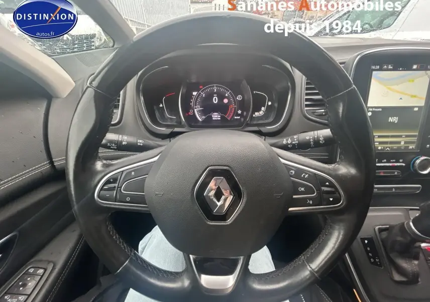 Vue intérieure centrée sur le volant Renault Scenic 2020 avec tableau de bord numérique et écran tactile vertical.