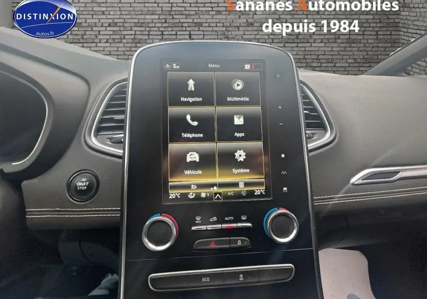 Intérieur du Renault Scénic blanc 2020, vue centrale sur l’écran tactile et commandes de climatisation.