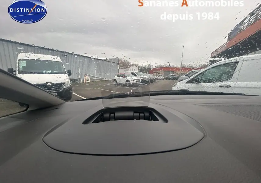 Vue depuis l'intérieur du Renault Scénic 2020, affichage tête haute en couleurs sur tableau de bord noir.